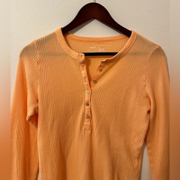 Aerie Women’s Long Sleeve Henley T-Shirt Buttons Peach Orange Size Medium - Picture 2 of 12
